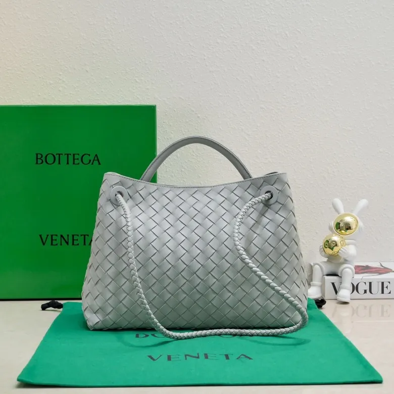 The 2023 new Andiamo batch of 2260 BV has been shipped‼ ️Really popular🔥The new Andiamo woven handbag launched by Bottega Veneta this season is really popular all over the world! ! Celebrities at home and abroad have worn it, and Oscar-winning actress Michelle Yeoh has taken it out on the street. Song Jia, Trai Yara, Yu Feihong, Sanji Ayaka, Rosie Hunting-Whiteley, Yoshioka Riho, etc. have all picked up this bag. It is classic and versatile, showing off its temperament, and the bag capacity is also large, which is very convenient for daily commuting! ! A variety of carrying methods, the shoulder straps can be adjusted by yourself, the original lambskin feels soft and delicate, and the unisex style breaks gender boundaries and brings a more practical and longer-lasting use experience. Andiamo, which has both elegant and casual styles, perfectly interprets the true appearance of "fashionable old money style". Style number: 8463 Size: 32*24*12